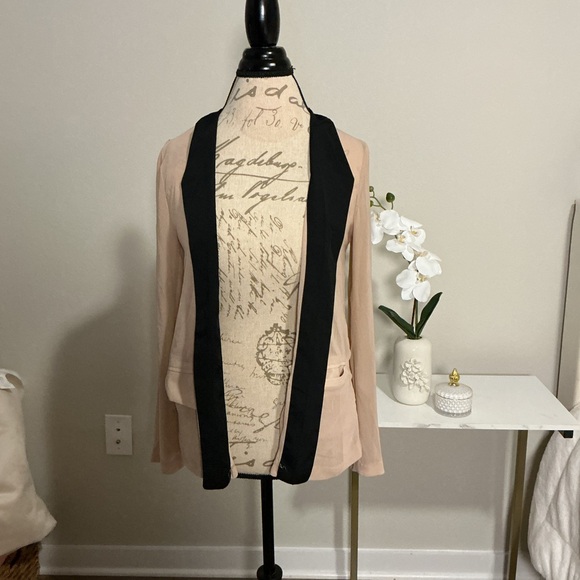 Chic Women's Blazer with Black Trim - Picture 1 of 6